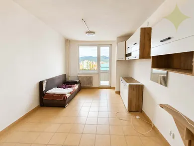 Mieszkania na wynajem, 1-pokojowe, Žiar nad Hronom · €280