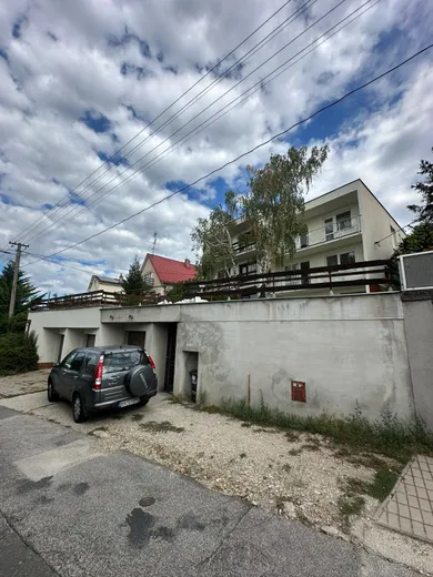 Na prenájom 3-izbový byt, 70 m², Bratislava-Staré Mesto, Révová