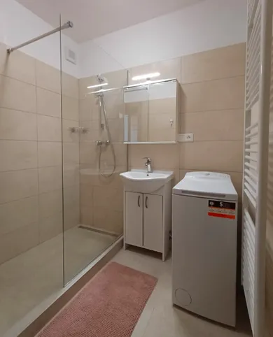 Na prenájom 3-izbový byt, 62 m², Bratislava-Nové Mesto, Račianska