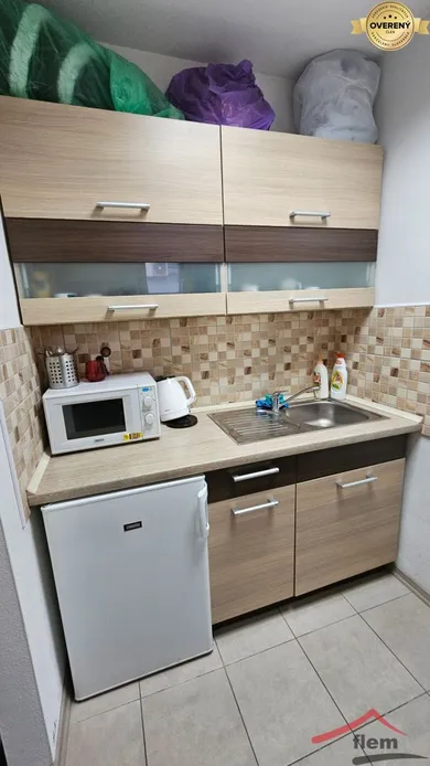 Na prenájom komerčné, 12 m², Vráble, Moravská