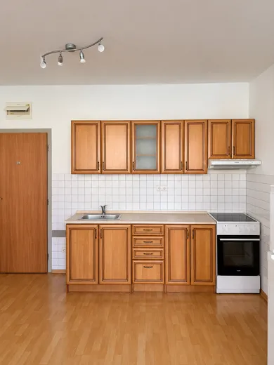 Na predaj 1-izbový byt, 81 m², Bratislava-Petržalka, Šustekova