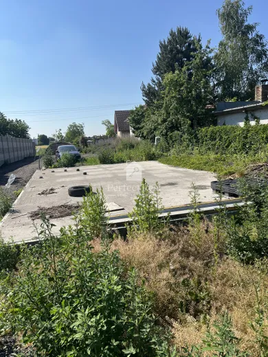 Na predaj pozemok, Baka