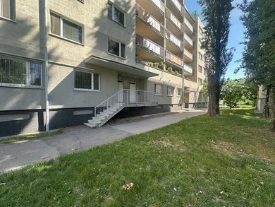 Na prenájom komerčné, 100 m², Bratislava-Ružinov, Haburská