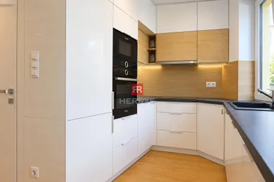 Na prenájom 2-izbový byt, 50 m², Bratislava-Staré Mesto, Žilinská