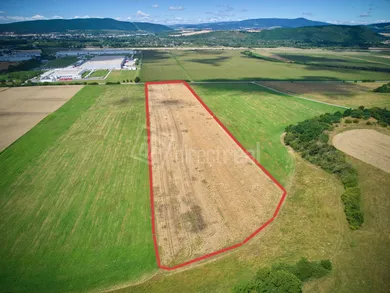 Na predaj pozemok, 250 m², Beckov