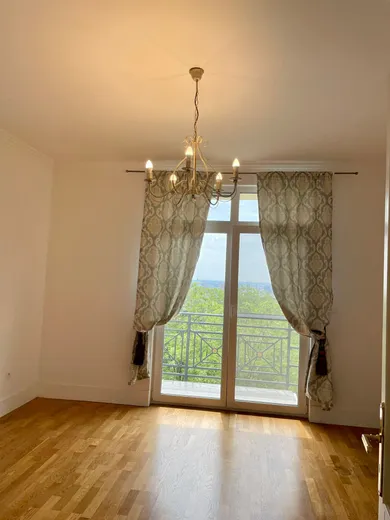 Na prenájom 5-izbový dom, 200 m², Bratislava-Nové Mesto