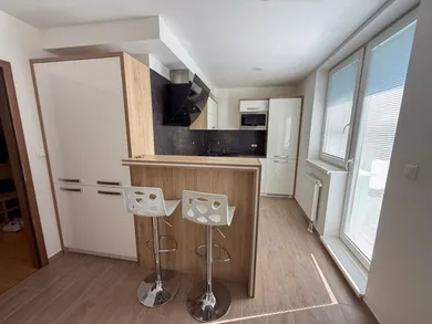 Na prenájom 2-izbový byt, 62 m², Bratislava-Dúbravka, Dúbravčická