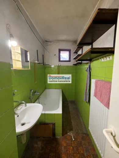 Na predaj 7-izbový dom, 378 m², Lehnice