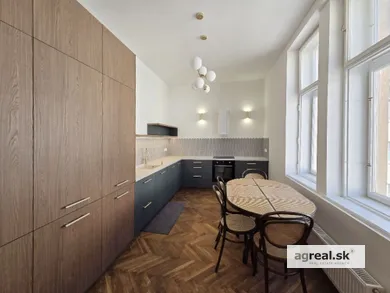 Na prenájom 2-izbový byt, 77 m², Bratislava-Staré Mesto