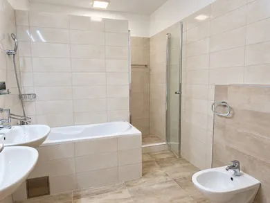 Na prenájom 4-izbový byt, 200 m², Bratislava-Staré Mesto, Údolná