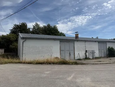 Na prenájom komerčné, 350 m², Tovarníky