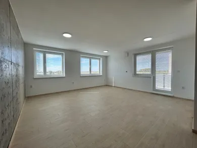 Квартири в оренду, 3-кімнатні, Šamorín · €950