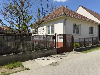 Domy na sprzedaż, 4-pokojowe, Slovenský Grob · €210 000