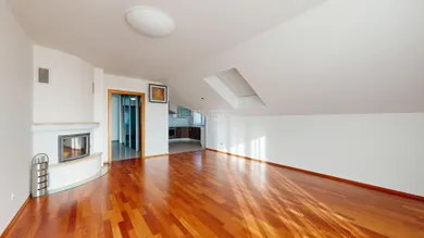 Na prenájom 4-izbový byt, 108 m², Bratislava-Staré Mesto