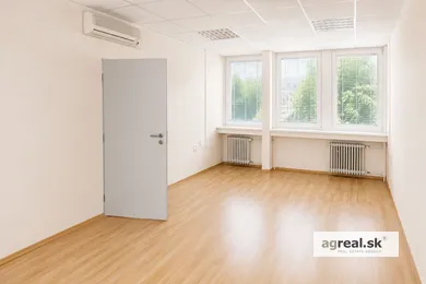 Na prenájom komerčné, 43 m², Bratislava-Nové Mesto, Pluhová
