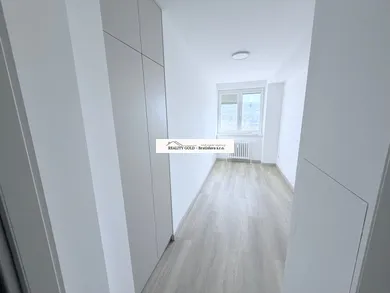 Na predaj 3-izbový byt, 67 m², Bratislava-Dúbravka, Sekurisova