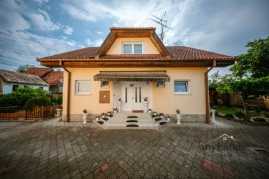 Будинки на продаж, 5-кімнатні, Lučenec · €235 000