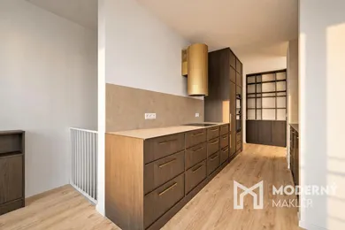Na predaj 5-izbový byt, 136 m², Bratislava-Petržalka, Labutia 9