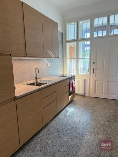 Na prenájom 2-izbový byt, 43 m², Bratislava-Staré Mesto, Štefanovičova