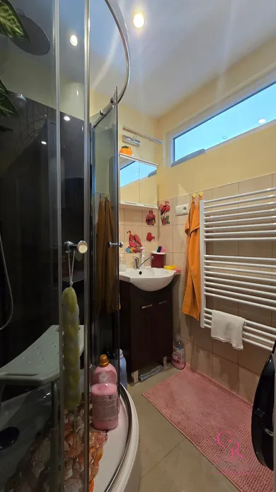 Na predaj 3-izbový byt, 64 m², Želiezovce, Sládkovičova