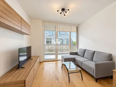 Na prenájom 2-izbový byt, 55 m², Bratislava-Staré Mesto, Floriánska