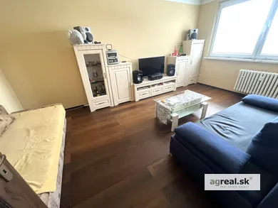 Na prenájom 1-izbový byt, 33 m², Bratislava-Dúbravka, Nejedlého