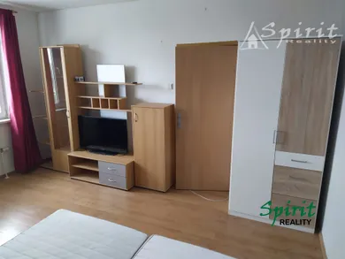 Na prenájom 1-izbový byt, 36 m², Bratislava-Petržalka, Holíčska