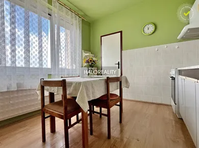 Na predaj 4-izbový byt, 82 m², Želiezovce, Slnečná