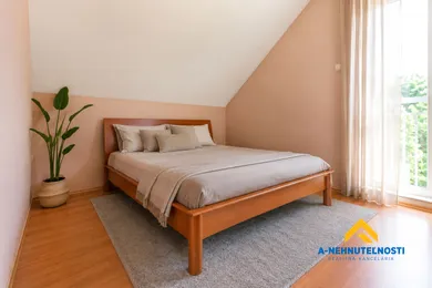 Na predaj 4-izbový dom, 146 m², Orechová Potôň, Ulica Svätej trojice