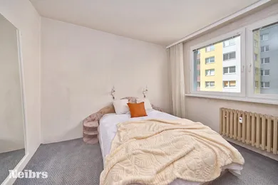 Na predaj 3-izbový byt, 69 m², Bratislava-Petržalka, Mlynarovičova