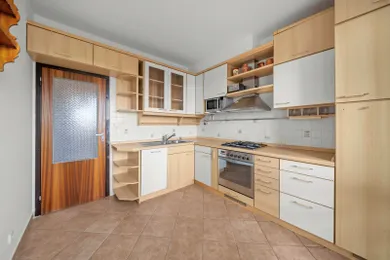 Na predaj 4-izbový byt, 83 m², Bratislava-Petržalka, Starhradská