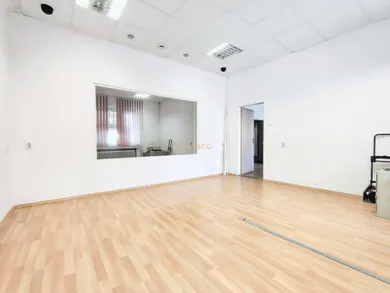 Na prenájom komerčné v Bratislava-Staré Mesto · €715 · Pôvodný stav