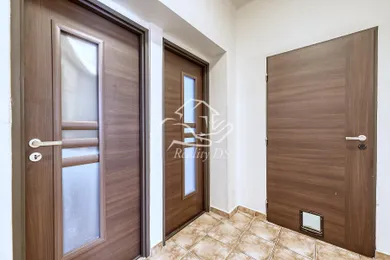 Na predaj 5-izbový dom, 238 m², Vydrany, -