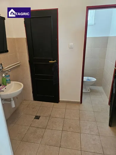 Na prenájom komerčné, 141 m², Komárno, Ul. K. Thalyho