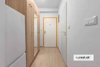 Na predaj 1-izbový byt, 24 m², Bratislava-Petržalka, Betliarska
