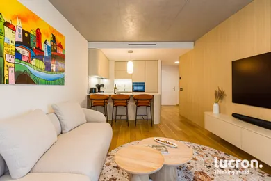 Na prenájom 2-izbový byt, 53 m², Bratislava-Staré Mesto, Floriánska