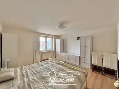 Na predaj 3-izbový byt, 76 m², Nové Zámky, Turecká