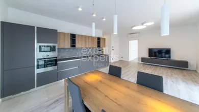 Квартиры в аренду, 4-комнатные, Bratislava-Staré Mesto · €2 300