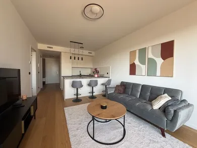 Na prenájom 2-izbový byt, 54 m², Bratislava-Staré Mesto, Školská