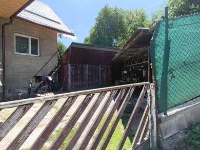 Na predaj dom, Pružina