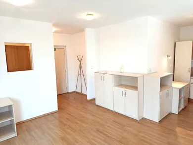 Na prenájom komerčné v Bratislava-Nové Mesto · €715 · Pôvodný stav