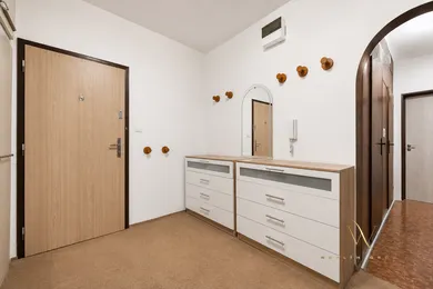 Na predaj 3-izbový byt, 64 m², Bratislava-Devínska Nová Ves