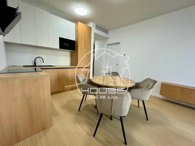 Na prenájom 2-izbový byt, 50 m², Bratislava-Staré Mesto, Bottova