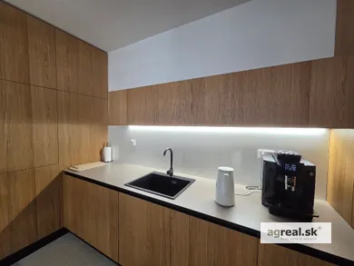Na predaj komerčné, 188 m², Bratislava-Nové Mesto, Tomášikova