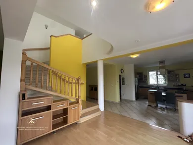 Na predaj 5-izbový dom, 400 m², Trenčín