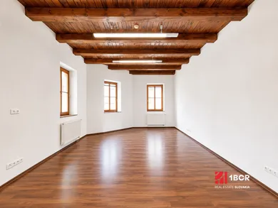Na prenájom komerčné, 56 m², Pezinok, Radničné Námestie