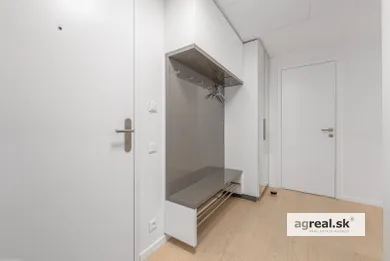 Na predaj 3-izbový byt, 98 m², Bratislava-Staré Mesto, Továrenská