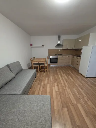 Na prenájom 2-izbový byt, 50 m², Pezinok, Kollárova