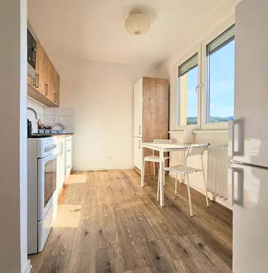 Byty na prenájom 3-izbový, Bratislava-Dúbravka · €700