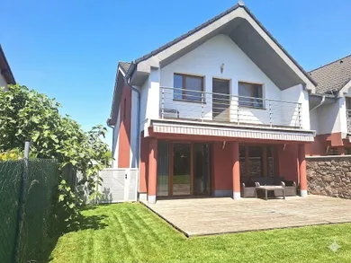 Na predaj 5-izbový dom, 165 m², Rovinka, Orechová